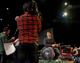 Photo of In-Hong Cha talking with the KBS TV crew.