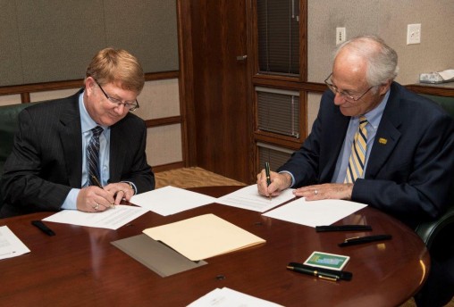 Southern State President Community College Kevin Boys, left, and Wright State President David R. Hopkins signing the agreement providing a path to Wright State bachelor's degree programs for Southern State students. (Photo by Erin Pence)